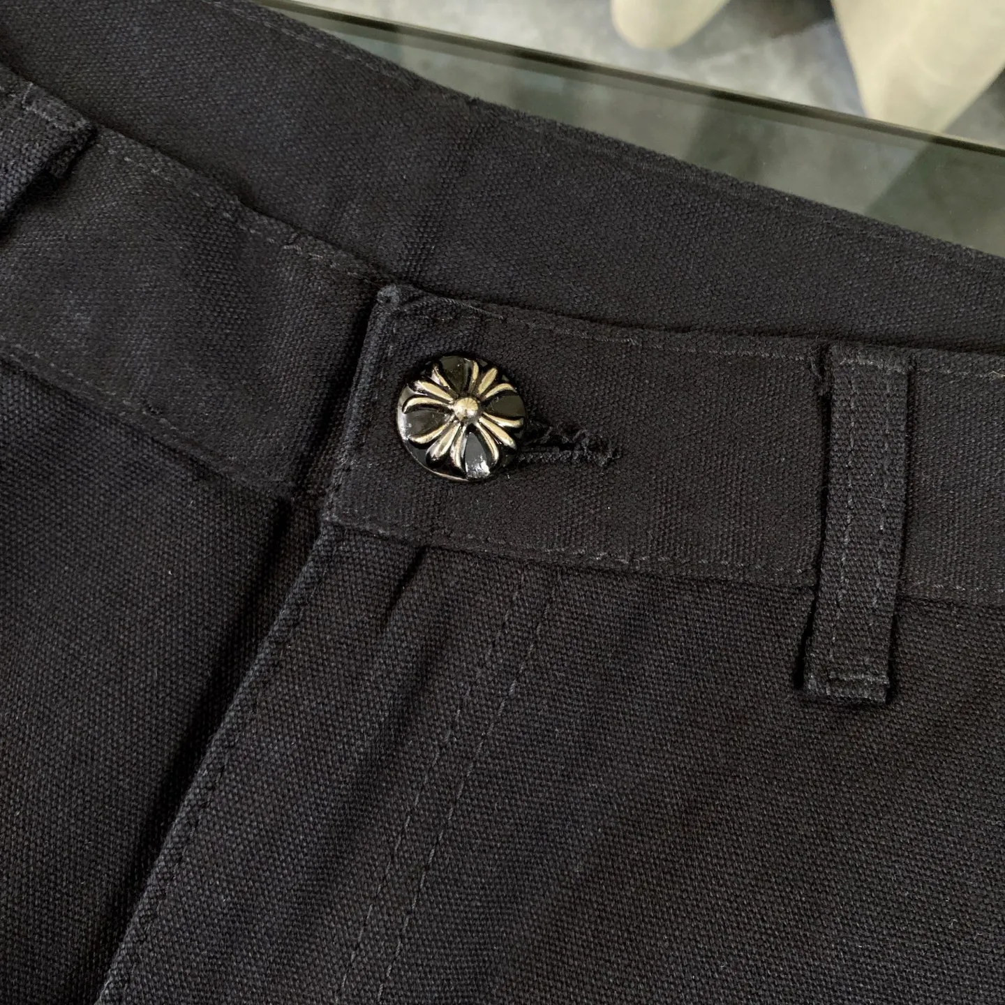 P270 CH Chromehearts family and friends limited edition leopard print blue cross patchwork leather black work jeans logging pants. The counter price is 34W level, patchwork cross pattern embellishment, washed jeans! ! An absolutely high-end luxury product, a 1.9W-level god-level single product, a super popular product, made by top heavy industry, a magic weapon that cannot be missed! [About Zangyin] This is an extremely luxurious fashion brand that can also be called the aristocracy of the high street. It has always been an exclusive brand for some hipsters or rich second generations. Compared with ordinary high streets, it is more luxurious and noble. Compared with luxury brands, it is more fashionable and individual. It has always been a brand that I have a special liking for. [Top heavy industry fashion design] Consistently high-street luxury style. Speaking of this style, the Zangyin family and GU family are definitely the leading representative brands. Especially the Zangyin family has really achieved a state-of-the-art effect in creating high-street style. The unique washed material is used to create this style. The color system is already quite eye-catching. After it is decorated with patchwork cross flowers, it cleverly highlights the charm of the brand. Secondly, this style uses classic The high-waist cutting design highlights the long legs and fashionable temperament of the upper body. The brand is highly recognizable and the slim fit configuration is more suitable for daily wear. It is a product that interprets personality, fashion, and specifications at a glance. This single product is enough to make any fan excited. It can be a white T-shirt for a youthful college style, or a tight suspender for a royal style. It has strong matching ability and can be easily controlled by men.  [Materials and craftsmanship] Needless to say, this point goes without saying. As an excellent craftsman brand, Zangyin’s requirements for details and craftsmanship are really perfect. The washed color of this model has gone through so many processes, not to mention the embellishment of denim appliques. It is also purely hand-made and sewn. Just like what they believe in, only hand-made things have soul and have the meaning of wear. A top-notch heavy-duty fashionable denim item, I look forward to your perfect interpretation! !  Color: Black Size: 28-36